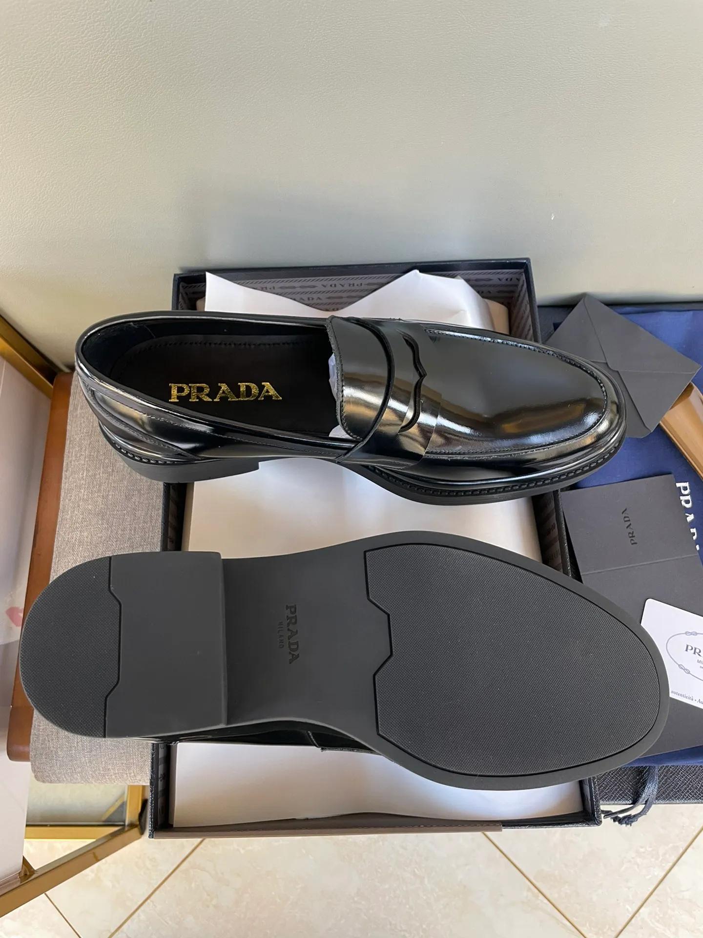Men's shoes 💰860 💰Best recommendation✨PRADA Prada top purchasing quality imported upper with color-brushed edge beads carved toe design cowhide lining private molded TPU outsole non-slip, wear-resistant and elastic fashionable and versatile burgundy black blue 39-44 in stock (38, 45 customized for replacement, return and exchange)